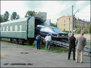 ...a для перевозки лимузинов по России иногда используют специальный вагон-гараж. (Снимки публикуются впервые.)
